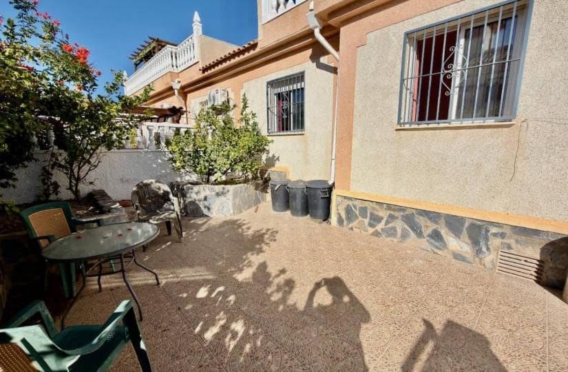 3 soverom Kjedet enebolig til salgs i Ciudad Quesada med svømmebasseng garasje - € 200 000 (Ref: 9420288)