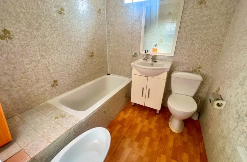 2 bedroom Semi-detached Villa for sale in Torrevieja with garage - € 129,999 (Ref: 9420299)