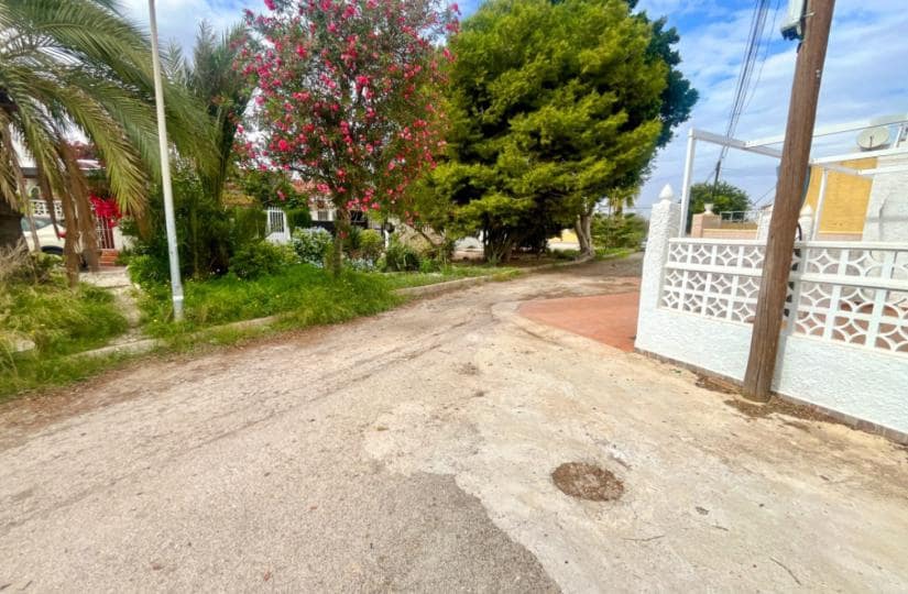 2 bedroom Semi-detached Villa for sale in Torrevieja with garage - € 129,999 (Ref: 9420299)