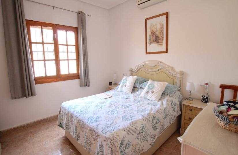 4 bedroom Villa for sale in Atalaya Park with pool garage - € 365,000 (Ref: 9420302)