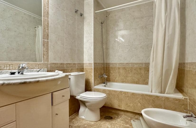 2 soverom Leilighet til salgs i Cabo Roig med svømmebasseng garasje - € 185 000 (Ref: 9420304)