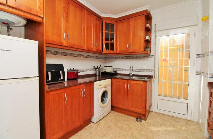 3 makuuhuone Omakotitalo myytävänä paikassa Villamartin mukana uima-altaan 
autotalli - 164 900 € (Ref: 9420309)