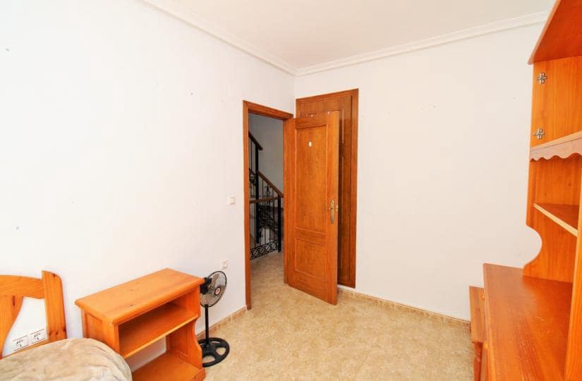 3 makuuhuone Omakotitalo myytävänä paikassa Villamartin mukana uima-altaan 
autotalli - 164 900 € (Ref: 9420309)