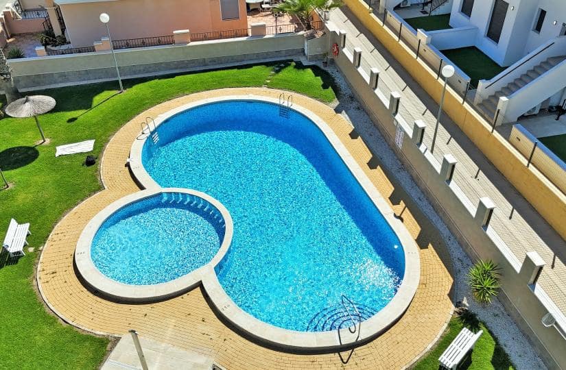 3 makuuhuone Omakotitalo myytävänä paikassa Villamartin mukana uima-altaan 
autotalli - 164 900 € (Ref: 9420309)