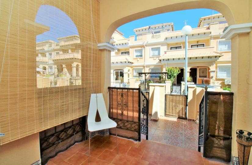 3 makuuhuone Omakotitalo myytävänä paikassa Villamartin mukana uima-altaan 
autotalli - 164 900 € (Ref: 9420309)