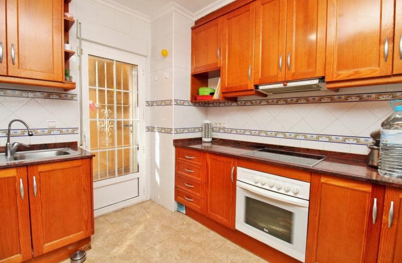 3 makuuhuone Omakotitalo myytävänä paikassa Villamartin mukana uima-altaan 
autotalli - 164 900 € (Ref: 9420309)