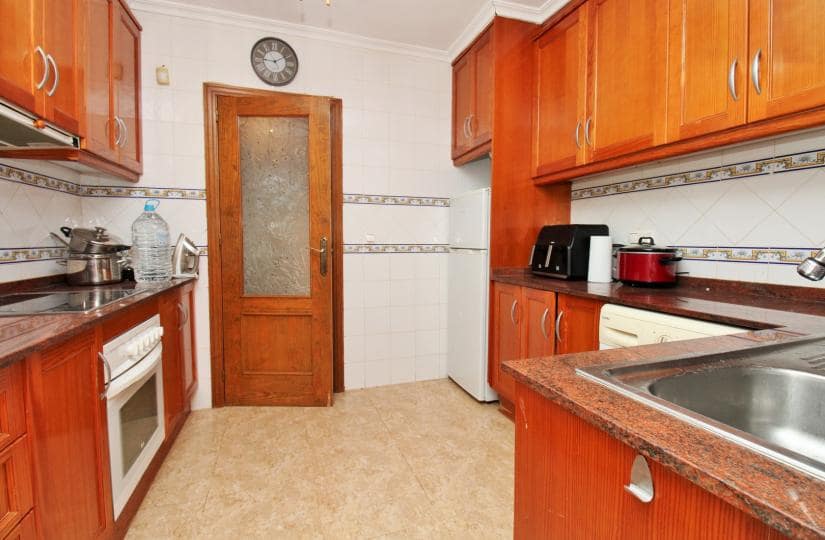 3 makuuhuone Omakotitalo myytävänä paikassa Villamartin mukana uima-altaan 
autotalli - 164 900 € (Ref: 9420309)