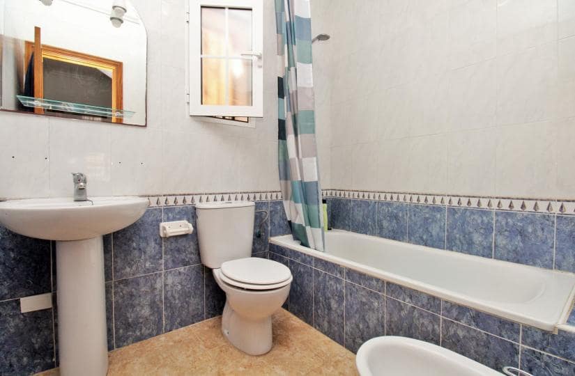 3 makuuhuone Omakotitalo myytävänä paikassa Villamartin mukana uima-altaan 
autotalli - 164 900 € (Ref: 9420309)