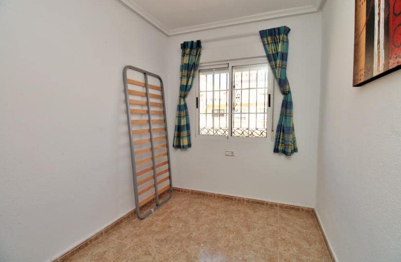 3 makuuhuone Omakotitalo myytävänä paikassa Villamartin mukana uima-altaan 
autotalli - 164 900 € (Ref: 9420309)