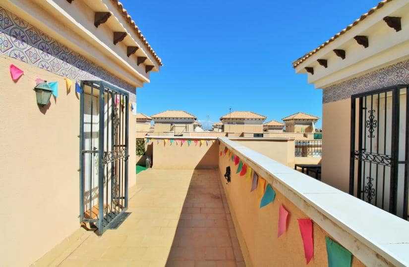 3 makuuhuone Omakotitalo myytävänä paikassa Villamartin mukana uima-altaan 
autotalli - 164 900 € (Ref: 9420309)