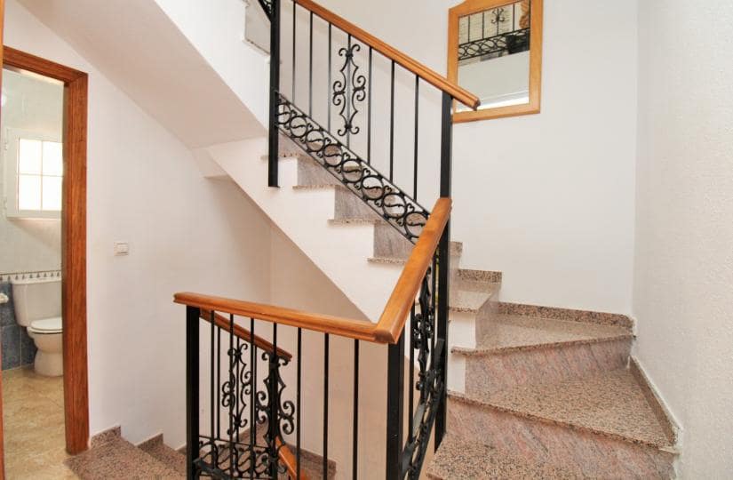 3 makuuhuone Omakotitalo myytävänä paikassa Villamartin mukana uima-altaan 
autotalli - 164 900 € (Ref: 9420309)