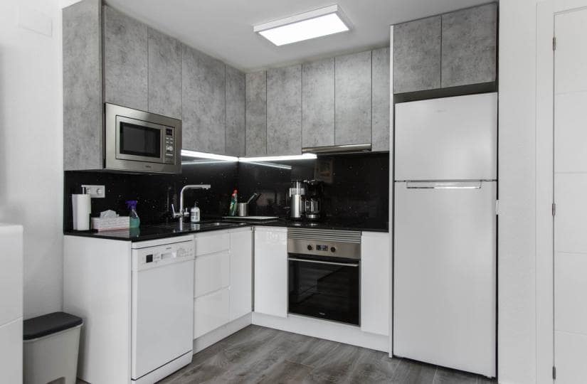 2 bedroom Apartment for sale in Torrevieja with pool - € 169,900 (Ref: 9420349)