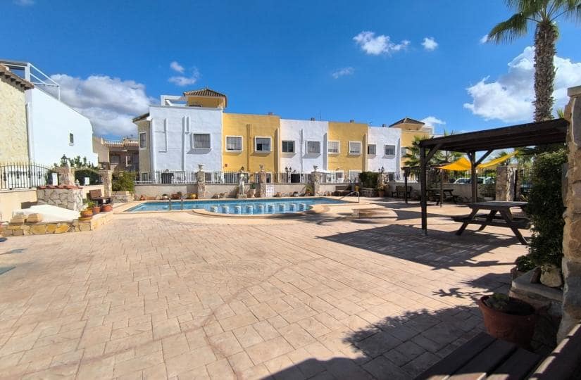 3 bedroom Townhouse for sale in Algorfa with pool - € 165,000 (Ref: 9420351)