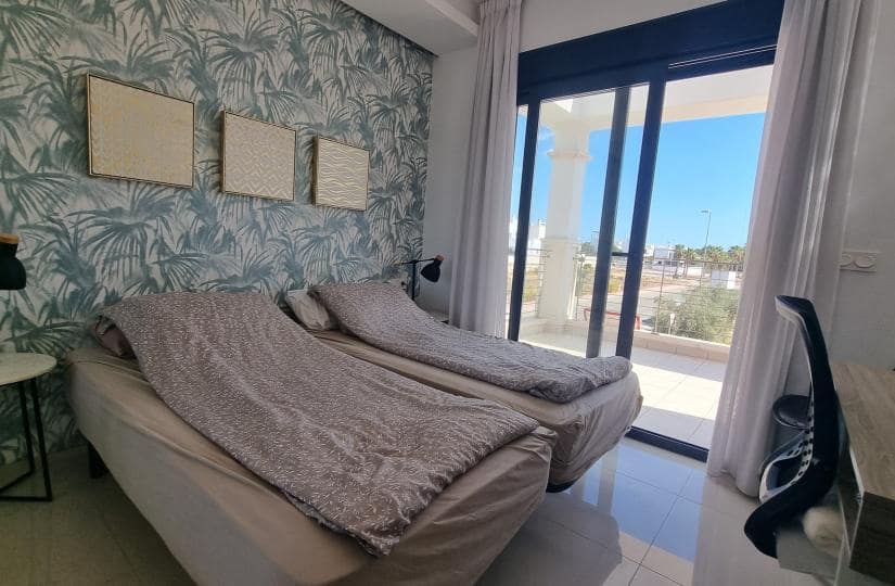 3 soverom Kjedet enebolig til salgs i Ciudad Quesada med svømmebasseng garasje - € 340 000 (Ref: 9420356)