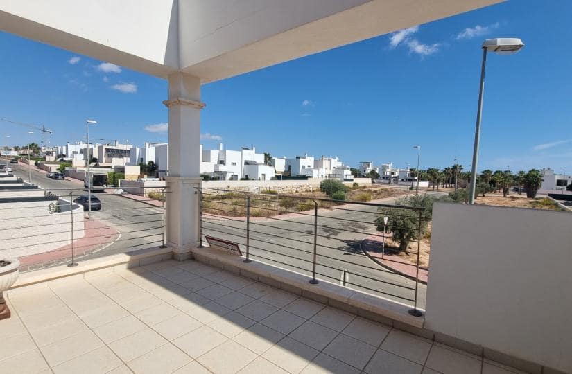 3 soverom Kjedet enebolig til salgs i Ciudad Quesada med svømmebasseng garasje - € 340 000 (Ref: 9420356)