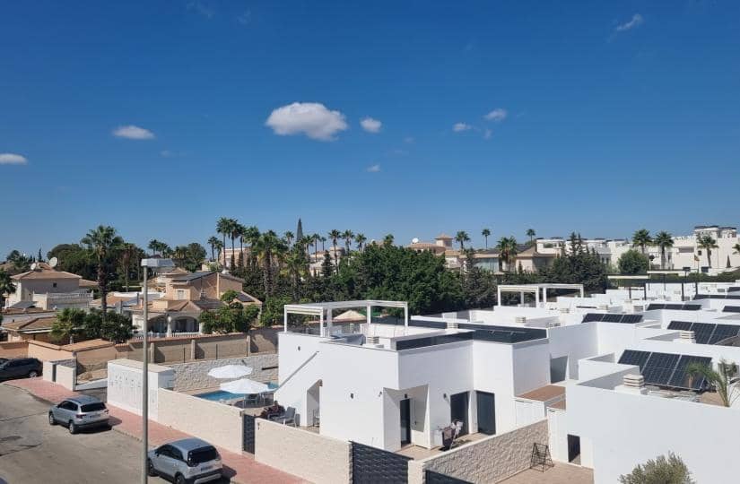 3 soverom Kjedet enebolig til salgs i Ciudad Quesada med svømmebasseng garasje - € 340 000 (Ref: 9420356)