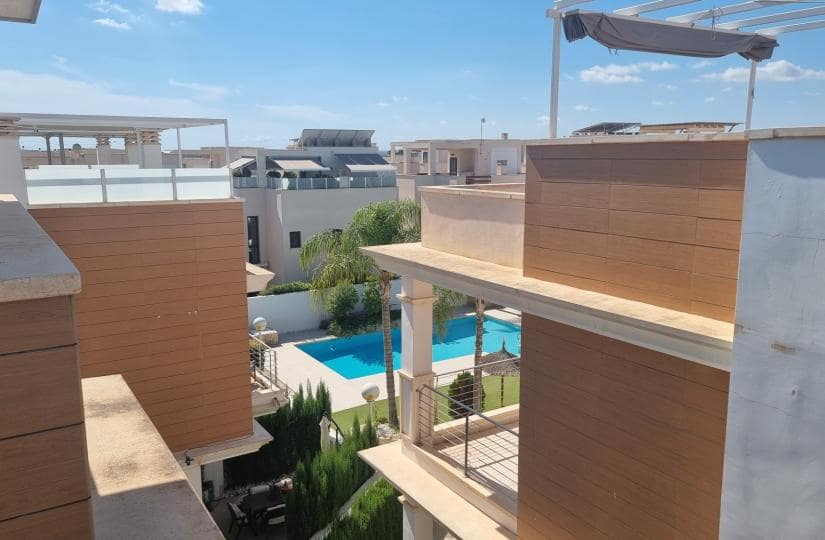 3 soverom Kjedet enebolig til salgs i Ciudad Quesada med svømmebasseng garasje - € 340 000 (Ref: 9420356)