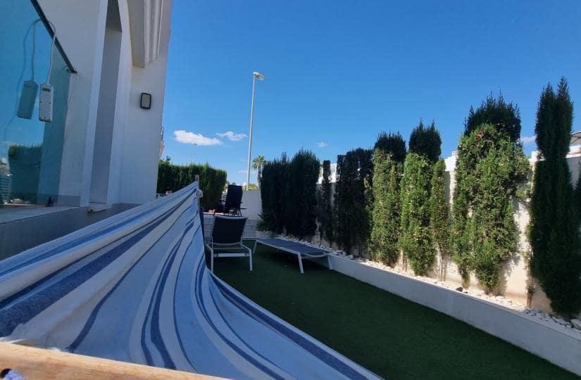 3 soverom Kjedet enebolig til salgs i Ciudad Quesada med svømmebasseng garasje - € 340 000 (Ref: 9420356)