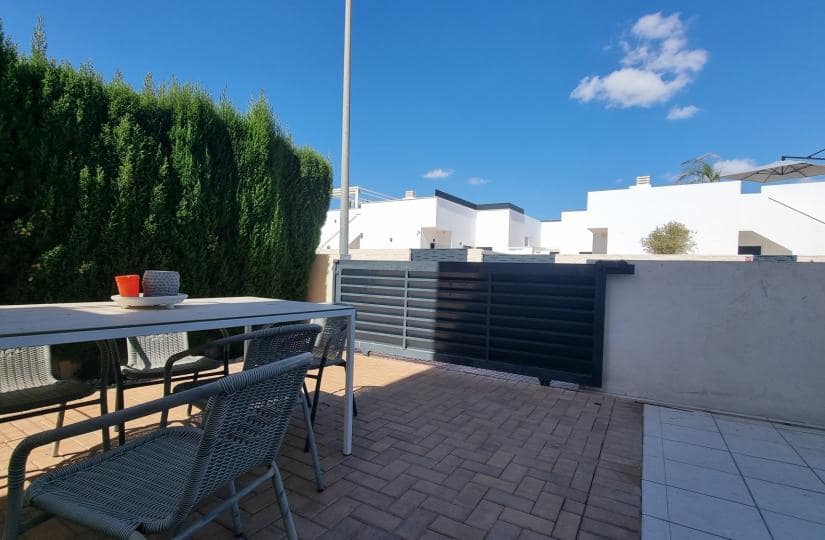 3 soverom Kjedet enebolig til salgs i Ciudad Quesada med svømmebasseng garasje - € 340 000 (Ref: 9420356)