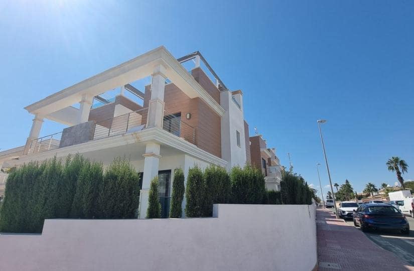 3 soverom Kjedet enebolig til salgs i Ciudad Quesada med svømmebasseng garasje - € 340 000 (Ref: 9420356)