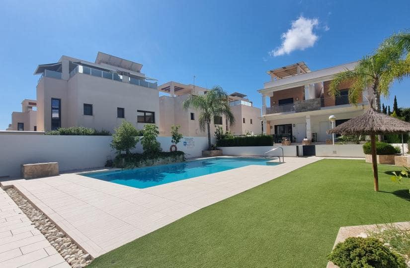 3 soverom Kjedet enebolig til salgs i Ciudad Quesada med svømmebasseng garasje - € 340 000 (Ref: 9420356)