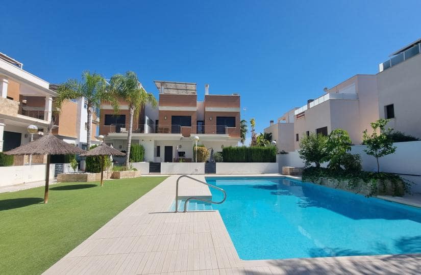 3 soverom Kjedet enebolig til salgs i Ciudad Quesada med svømmebasseng garasje - € 340 000 (Ref: 9420356)