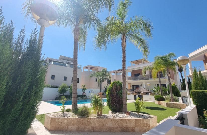 3 soverom Kjedet enebolig til salgs i Ciudad Quesada med svømmebasseng garasje - € 340 000 (Ref: 9420356)