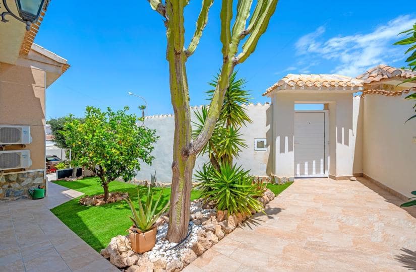 3 soveværelse Villa til salg i Ciudad Quesada med swimmingpool garage - € 460.000 (Ref: 9420357)