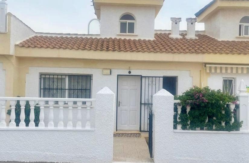 3 soverom Kjedet enebolig til salgs i Ciudad Quesada med svømmebasseng - € 190 000 (Ref: 9420387)