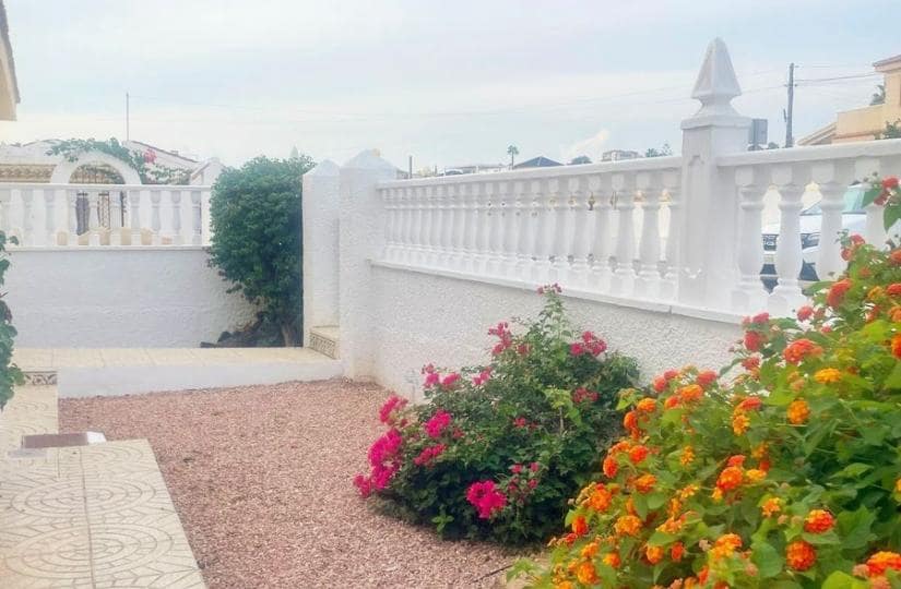 3 soverom Kjedet enebolig til salgs i Ciudad Quesada med svømmebasseng - € 190 000 (Ref: 9420387)