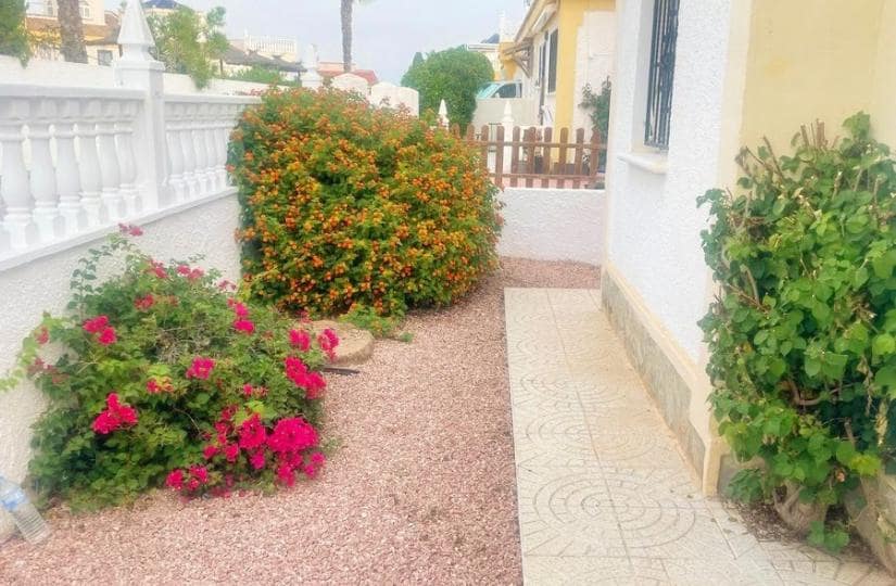 3 soverom Kjedet enebolig til salgs i Ciudad Quesada med svømmebasseng - € 190 000 (Ref: 9420387)