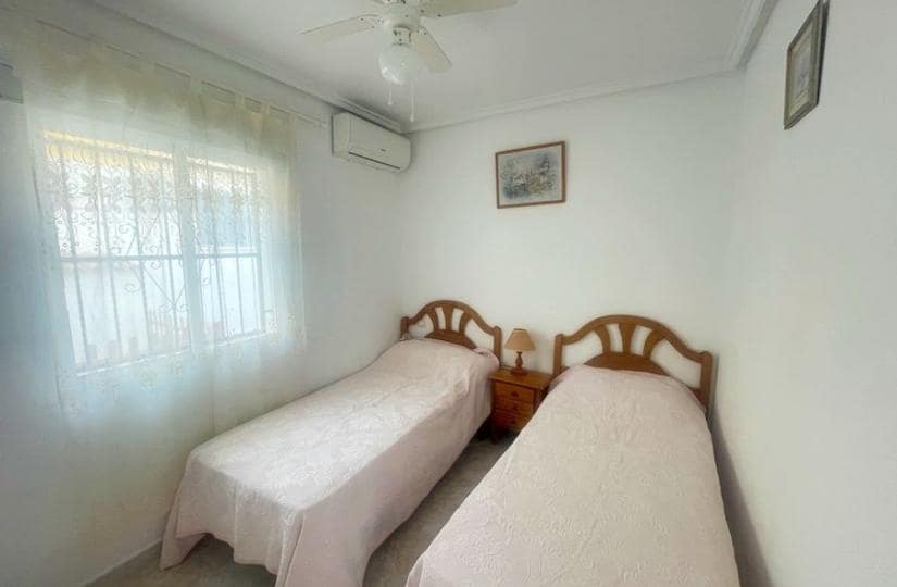 3 soverom Kjedet enebolig til salgs i Ciudad Quesada med svømmebasseng - € 190 000 (Ref: 9420387)