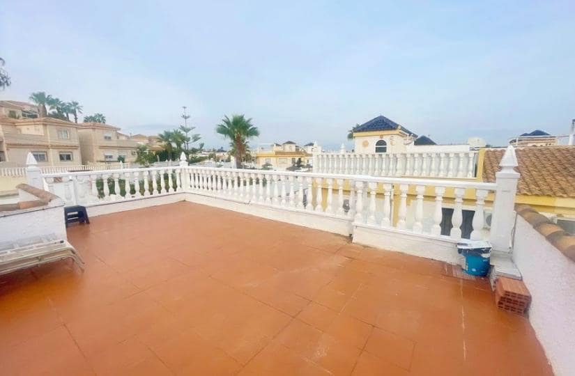 3 soverom Kjedet enebolig til salgs i Ciudad Quesada med svømmebasseng - € 190 000 (Ref: 9420387)