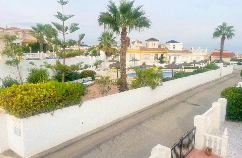 3 soverom Kjedet enebolig til salgs i Ciudad Quesada med svømmebasseng - € 190 000 (Ref: 9420387)