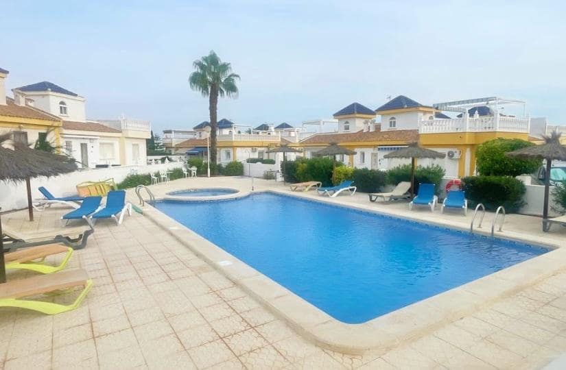 3 soverom Kjedet enebolig til salgs i Ciudad Quesada med svømmebasseng - € 190 000 (Ref: 9420387)