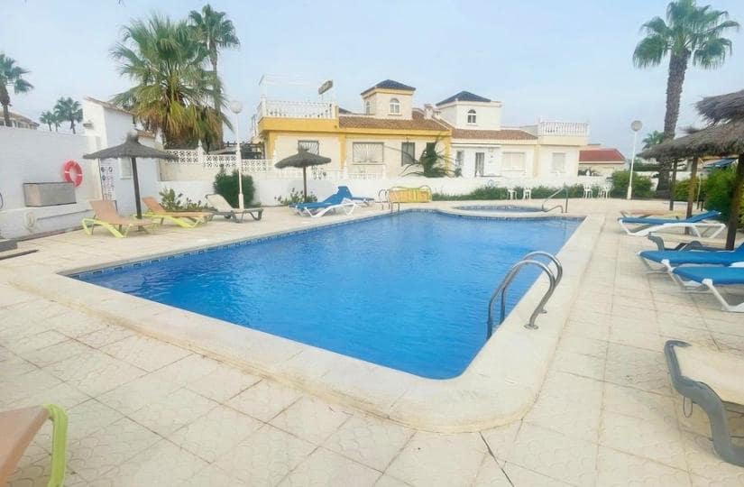 3 soverom Kjedet enebolig til salgs i Ciudad Quesada med svømmebasseng - € 190 000 (Ref: 9420387)