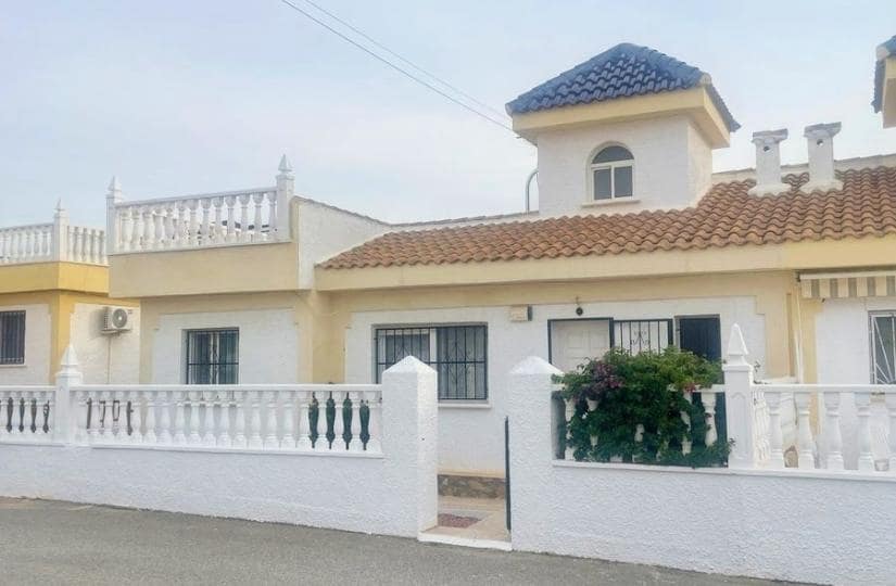 3 soverom Kjedet enebolig til salgs i Ciudad Quesada med svømmebasseng - € 190 000 (Ref: 9420387)