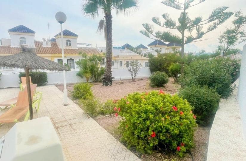 3 soverom Kjedet enebolig til salgs i Ciudad Quesada med svømmebasseng - € 190 000 (Ref: 9420387)