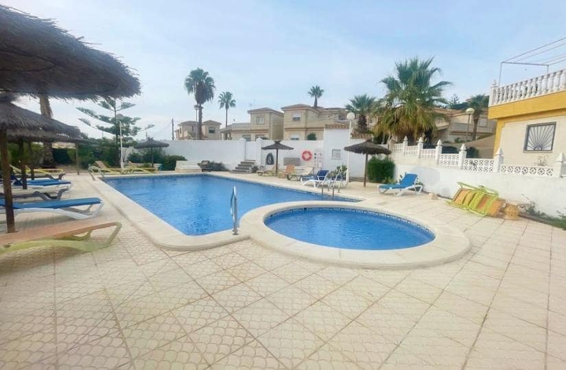 3 soverom Kjedet enebolig til salgs i Ciudad Quesada med svømmebasseng - € 190 000 (Ref: 9420387)