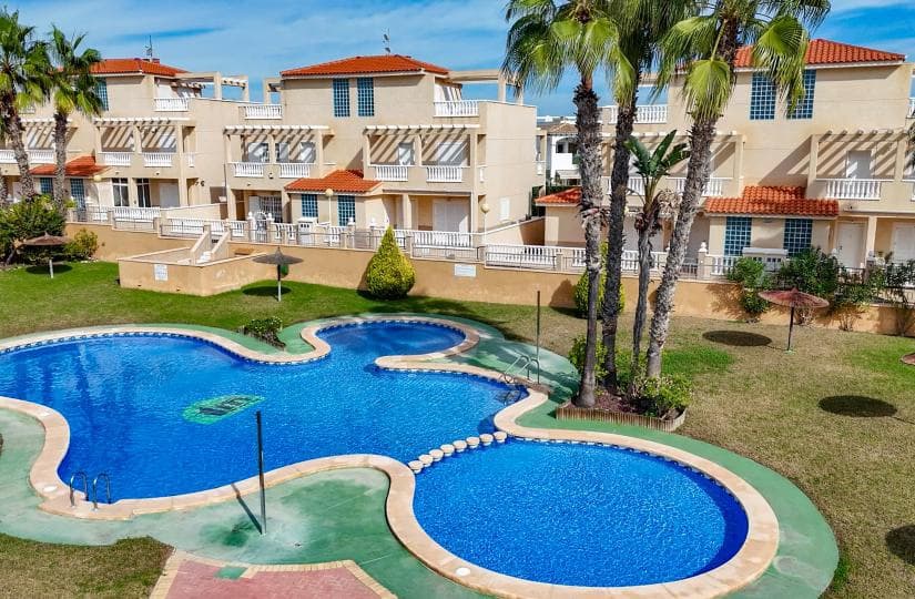 3 Zimmer Apartment zu verkaufen in Playa Flamenca mit Pool Garage - 278.000 € (Ref: 9420396)
