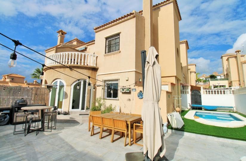 2 slaapkamer Halfvrijstaande villa te koop in Villamartin met zwembad - € 330.000 (Ref: 9420402)