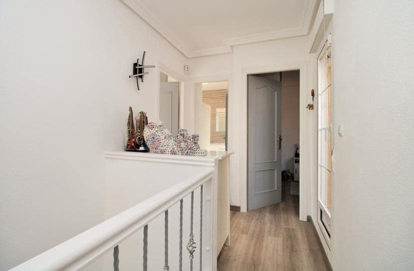 2 slaapkamer Halfvrijstaande villa te koop in Villamartin met zwembad - € 330.000 (Ref: 9420402)