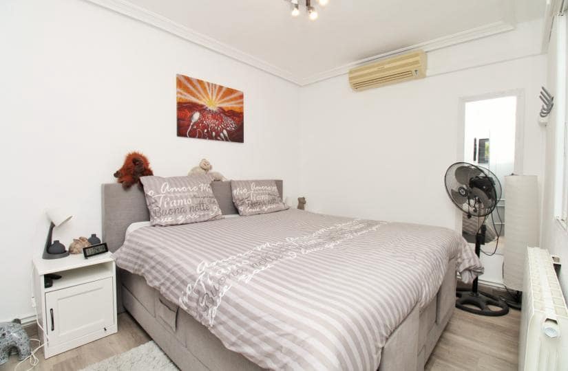 2 slaapkamer Halfvrijstaande villa te koop in Villamartin met zwembad - € 330.000 (Ref: 9420402)