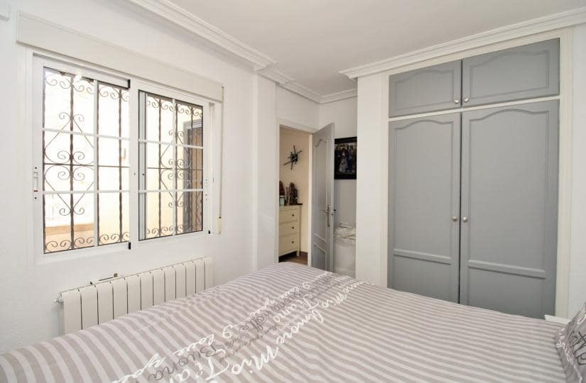 2 slaapkamer Halfvrijstaande villa te koop in Villamartin met zwembad - € 330.000 (Ref: 9420402)