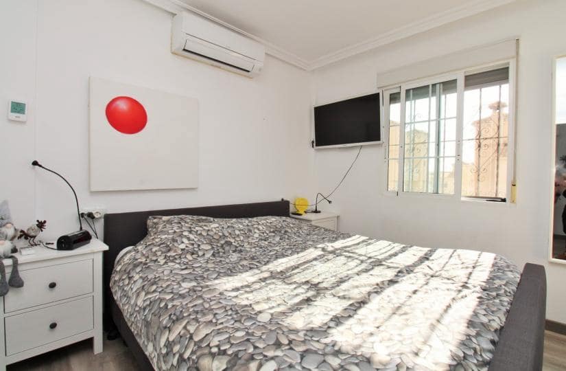 2 slaapkamer Halfvrijstaande villa te koop in Villamartin met zwembad - € 330.000 (Ref: 9420402)