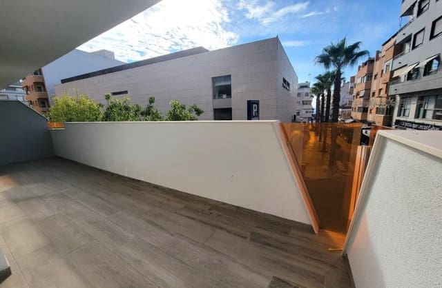 3 makuuhuone Huoneisto myytävänä paikassa Las Piscinas Naturales, Torrevieja mukana uima-altaan 
autotalli - 375 000 € (Ref: 9420406)
