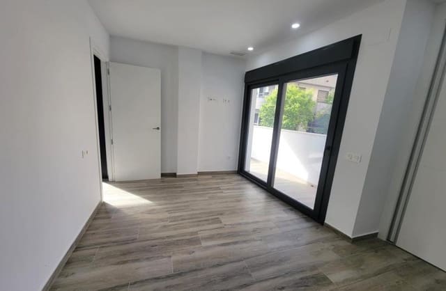 3 makuuhuone Huoneisto myytävänä paikassa Las Piscinas Naturales, Torrevieja mukana uima-altaan 
autotalli - 375 000 € (Ref: 9420406)