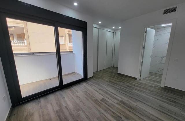 3 makuuhuone Huoneisto myytävänä paikassa Las Piscinas Naturales, Torrevieja mukana uima-altaan 
autotalli - 375 000 € (Ref: 9420406)