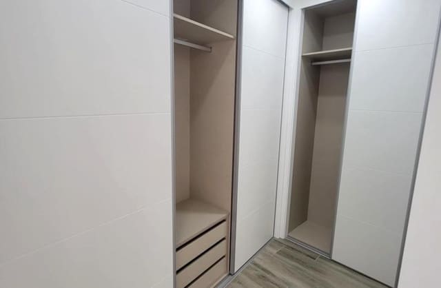 3 makuuhuone Huoneisto myytävänä paikassa Las Piscinas Naturales, Torrevieja mukana uima-altaan 
autotalli - 375 000 € (Ref: 9420406)