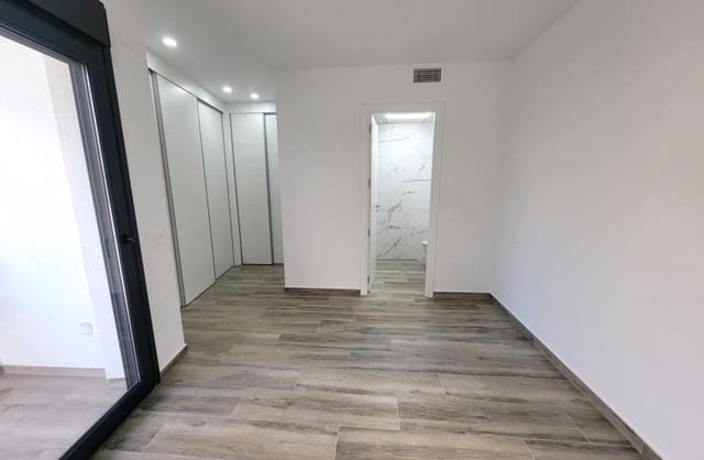 3 makuuhuone Huoneisto myytävänä paikassa Las Piscinas Naturales, Torrevieja mukana uima-altaan 
autotalli - 375 000 € (Ref: 9420406)